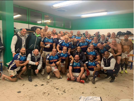 La foto dei giocatori del Treviso rasati postata sulla pagina Facebook del Benetton rugby © Ansa