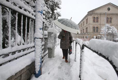 Maltempo: intensa nevicata su Potenza, scuole chiuse © ANSA