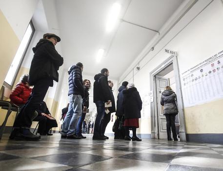 Operazioni di voto in un seggio elettorale © ANSA