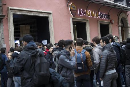 I tifosi della Roma in fila per prendere i biglietti per la partita Roma Liverpool © ANSA