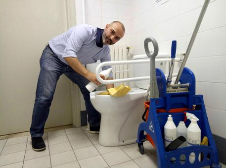 Massimo Bugani M5S su Facebook #Respect per chi pulisce i cessi © ANSA