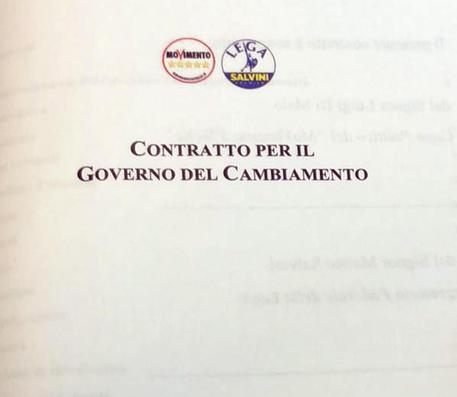 La copertina della bozza del contratto di Governo stilato tra Lega e M5s, Roma, 16 maggio 2018 © ANSA