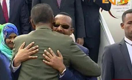 Etiopia-Eritrea, l'abbraccio tra Abiy Ahmed e Isaias Afwerki © AP
