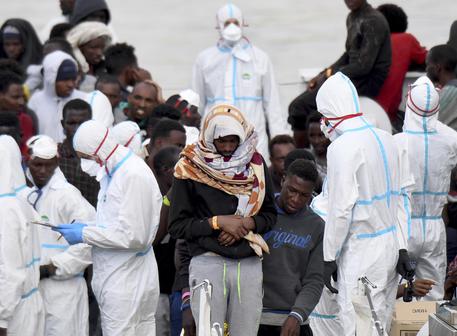 Lo sbarco di alcuni migranti a Catania (archivio) © AP