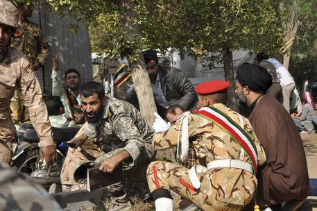 Soldati iraniani a terra durante l'attacco © AP