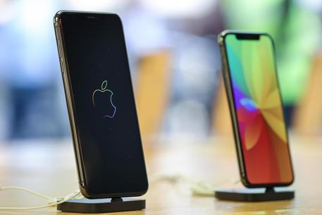 Wsj, Apple taglia produzione iPhone, domanda sotto attese © ANSA