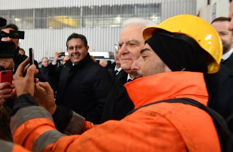 Un operaio scatta un selfie con il presidente della Repubblica Sergio Mattarella durante la  commemorazione, nello stabilimento ArcelorMittal (ex Ilva), del sindacalista Guido Rossa ucciso 40  anni fa dalle Br © ANSA
