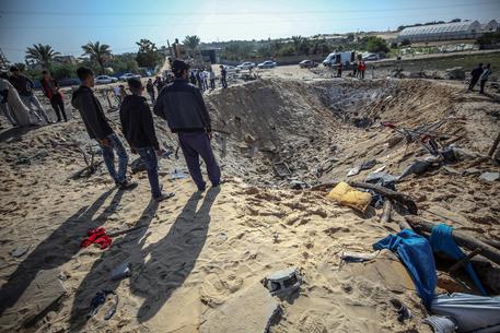 Dopo un raid israeliano a Deir al-Balah, al centro della Striscia di Gaza © EPA