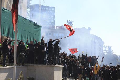 Gli scontri in piazza a Tirana © AP