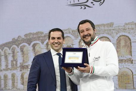 Il vicepremier e ministro dell'Interno Matteo Salvini (D) con il presidente di Alis, Guido Grimaldi,  durante la visita a Transpotec a VeronaFiere, Verona, 23 febbraio 2019 © ANSA