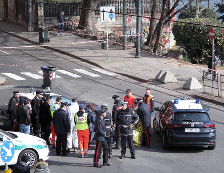 Uomo ucciso in strada a Torino, stato accoltellato © ANSA