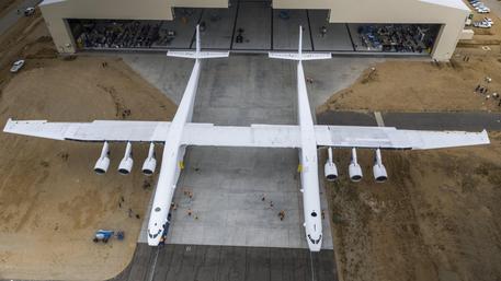 Lo Stratolaunch nell'hangar di Mojave, in California. L'aereo, che è il più grande al mondo, ha un'apertura alare di 117 metri - Foto di archivio © ANSA