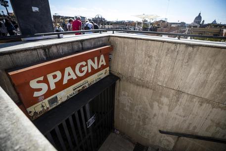 L'ingresso della stazione della Metro A di piazza di Spagna a Roma © ANSA