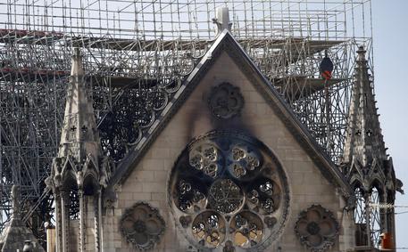 Notre-Dame, i danni sulla facciata dopo lo spaventoso incendio © AP