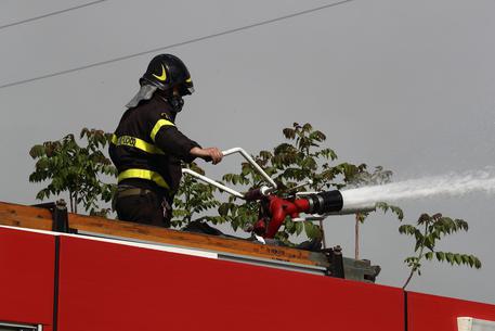 Pompieri in azione su un rogo © ANSA