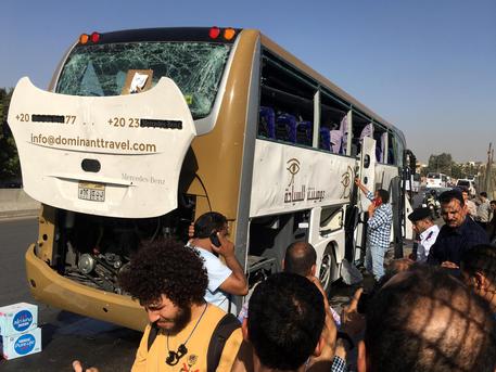 Il bus colpito vicino al museo di Giza © EPA