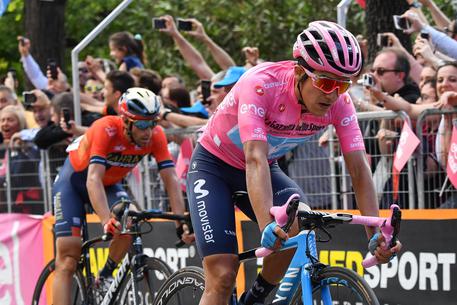 Giro: Carapaz più rosa grazie a Nibali, Roglic in tilt © ANSA