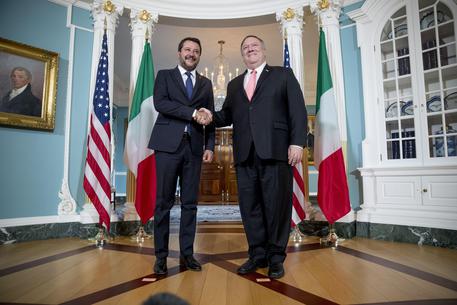 Mike Pompeo con Matteo Salvini © AP
