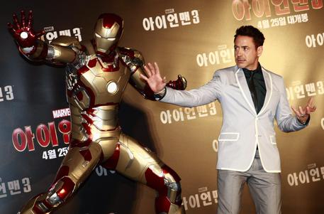 Robert Downey Jr. e il suo alter ego sul grande schermo Iron Man © ANSA