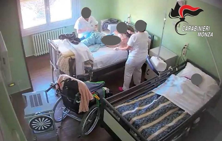 Anziani picchiati in casa di riposo, cinque denunciati © ANSA