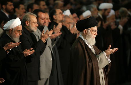 L'ayatollah Ali Khamenei durante il sermone © EPA