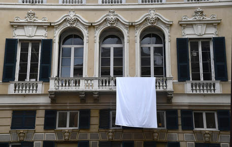 Ateneo di Genova, lenzuola bianche in via Balbi © ANSA