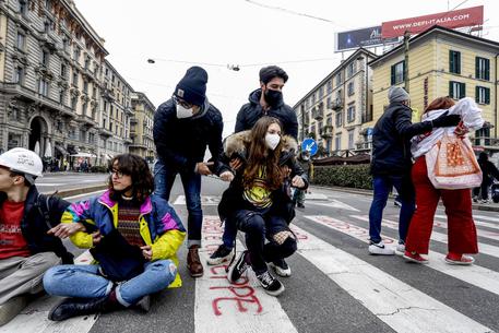 la protesta degli studenti a Milano © ANSA