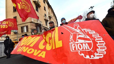 Manovra: metalmeccanici Fiom di Genova in piazza per protesta (ANSA)