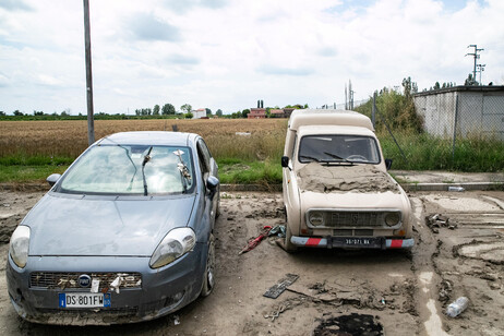 Un mese fa l'alluvione in Emilia-Romagna, il cimitero delle auto