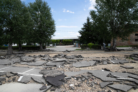 L'asfalto del parcheggio della discoteca "Le Cupole" saltato dopo l'alluvione di un mese fa, Castel Bolognese (Ravenna)