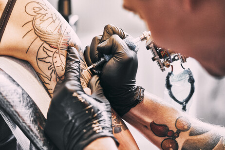Manicure, piercing e tatuaggi, crescono i casi di epatiti