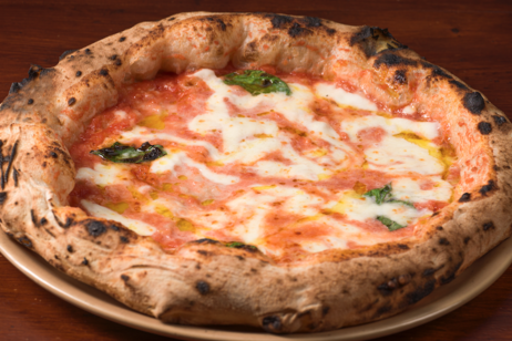 La classica pizza contemporanea di Diego Vitagliano a Borgo Santa Lucia, Napoli.