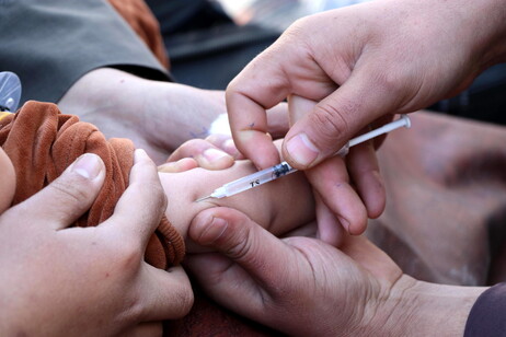 Un bimbo effettua una dose di vaccino in una foto di archivio