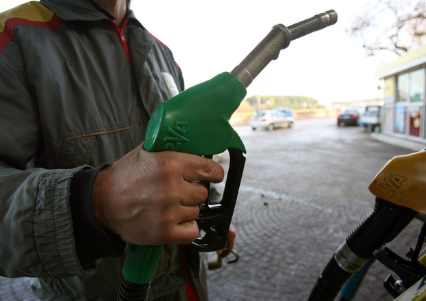Benzinai, benzinaio, pompa benzina, distributore carburante © ANSA
