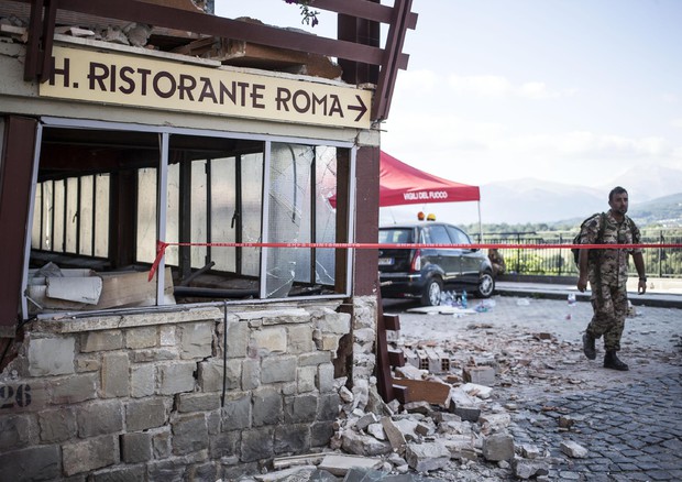 Sisma: crollo Hotel Roma a Amatrice, almeno 2 morti