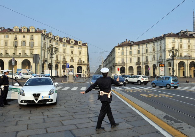Controlli vigili urbani a Torino © ANSA