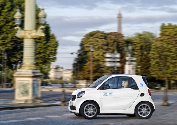 Car2go sbarca a Parigi,da 2019 400 smart fortwo EQ su strada © ANSA
