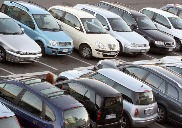 Ecotassa su auto più inquinanti fino a 2.500 euro Quattro soglie che toccano anche macchine non di lusso © ANSA 
