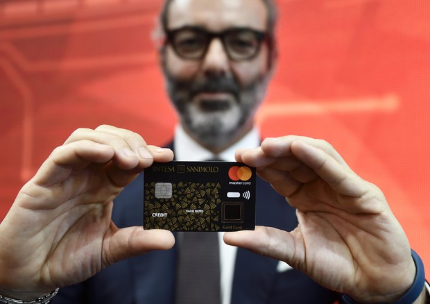 Antonio Di Meo, Vice President Account Leader di Mastercard, mostra la prima carta biometrica contactless al Salone dei Pagamenti, Milano © ANSA