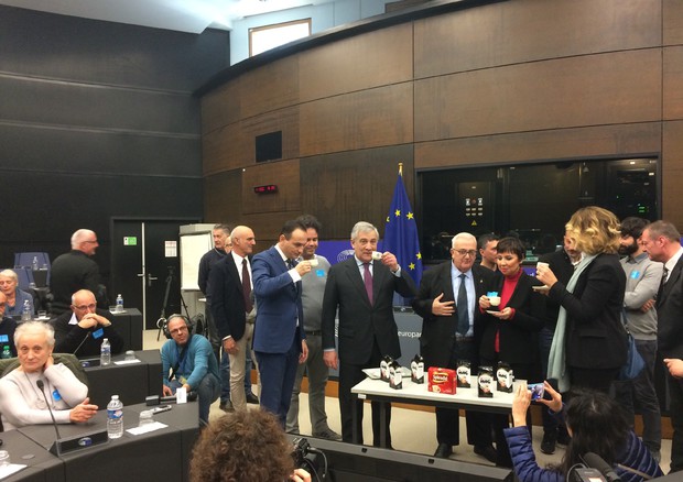 Lavoratori Hag-Spendid offrono caffè a Tajani ed eurodeputati italiani  (foto: Ansa)