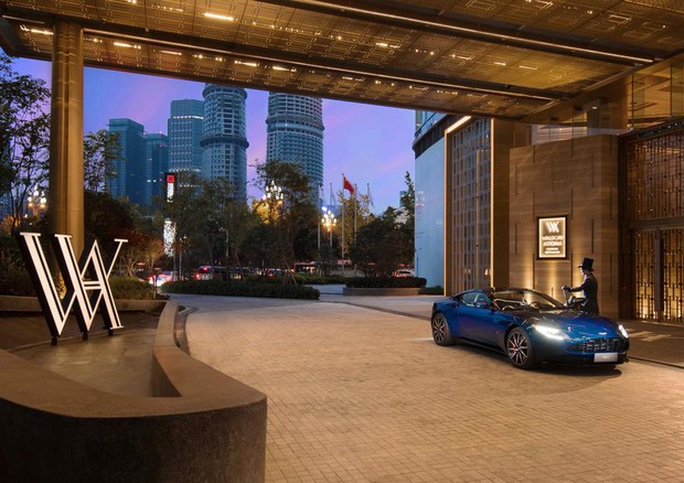 Partnership Aston Martin con hotel di lusso Waldorf Astoria © Aston Martin Press