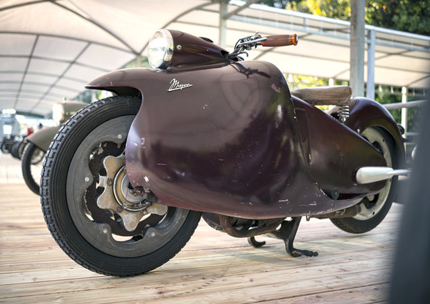 Due modi di innovare le due ruote, la Moto Mayor del 1948 e la Bmw Concept 9cento del 2018 © Bmw Press