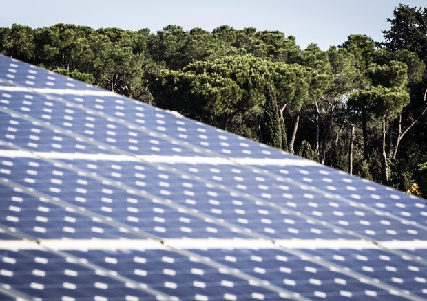 Un tetto fotovoltaico visto dall'auditorium GSE © ANSA 