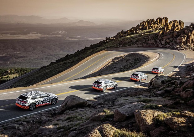 La lunga discesa del Pikes Peak in Usa è il perfetto banco di prova per la capacità di ricaricare le batterie in decelerazione © Audi Media