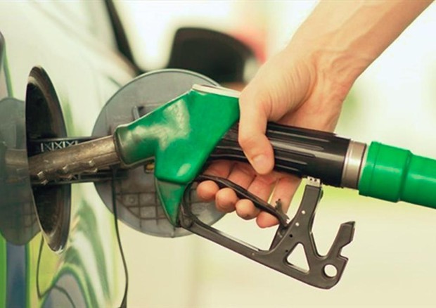 Dopo aver identificato il distributore che ha erogato il carburante sporco, meglio rivolgersi ad una associazione consumatori © ANSA