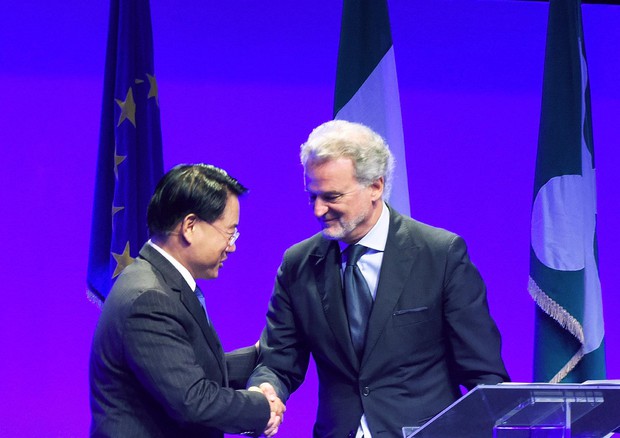 Stretta di mano tra il direttore generale di UNIDO Li Yong (s) e il presidente del World  Manufacturing Foundation Alberto Ribolla © ANSA