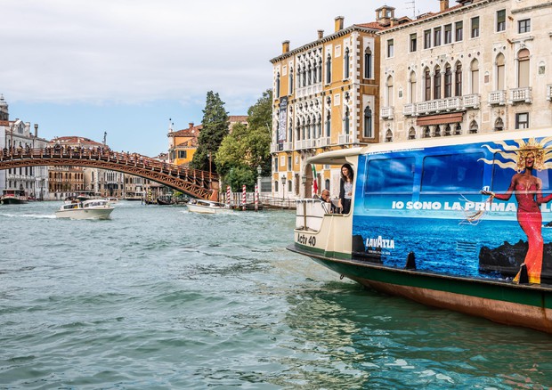 Il tour sul Canal Grande del vaporetto Lavazza, Venezia, 3 ottobre 2019 © ANSA