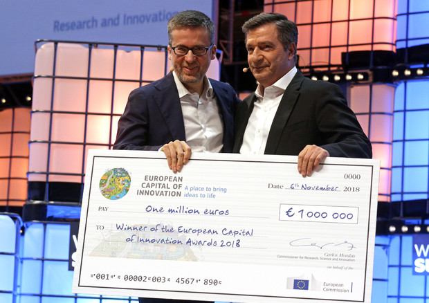 Il commissario Moedas premia la città di Atene, vincitore dell'edizione 2018 - fonte: EC (foto: Ansa)