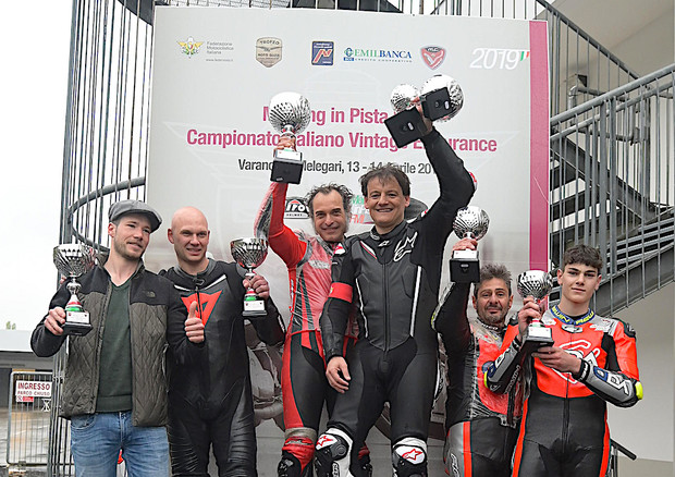 Grande spettacolo al Trofeo Moto Guzzi Fast Endurance © ANSA