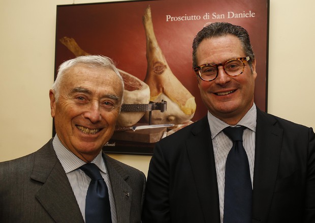 Giuseppe Villani con Mario Cichetti, rispettivamente Presidente e Direttore del Consorzio del  Prosciutto di San Daniele © ANSA